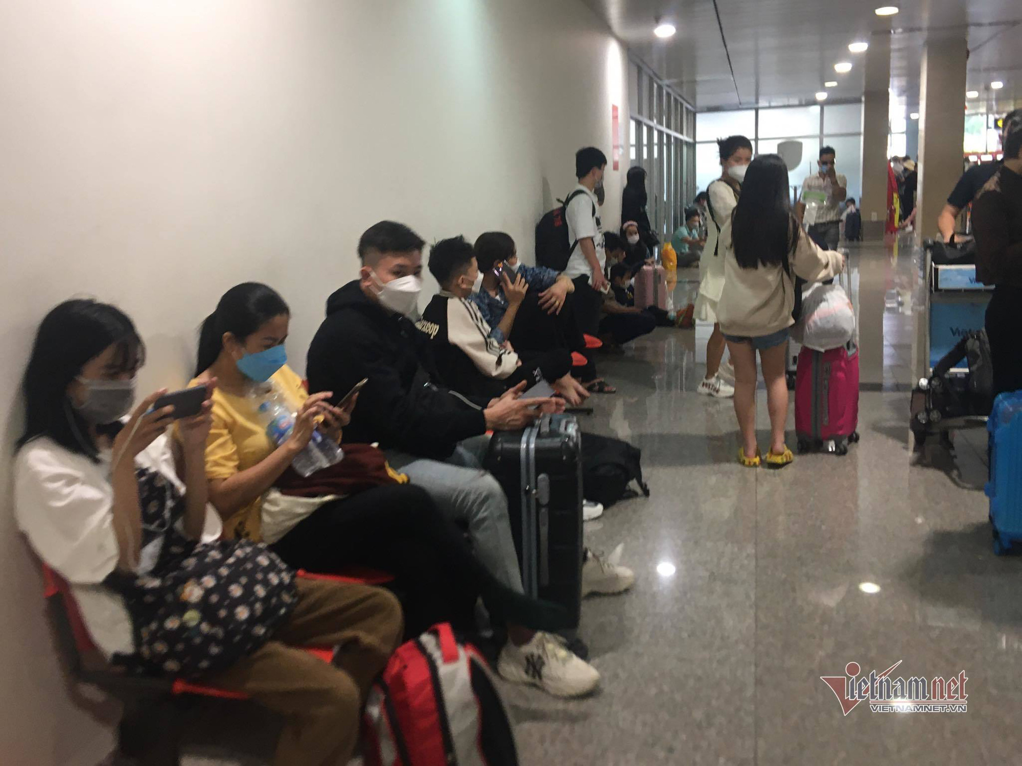 Tin sáng 24/1: Nhiều sản phụ F0 chưa tiêm vaccine chuyển nặng ở Hà Nội; hình ảnh &quot;nghẹn thở&quot; ở sân bay Tân Sơn Nhất chiều cuối năm - Ảnh 9.