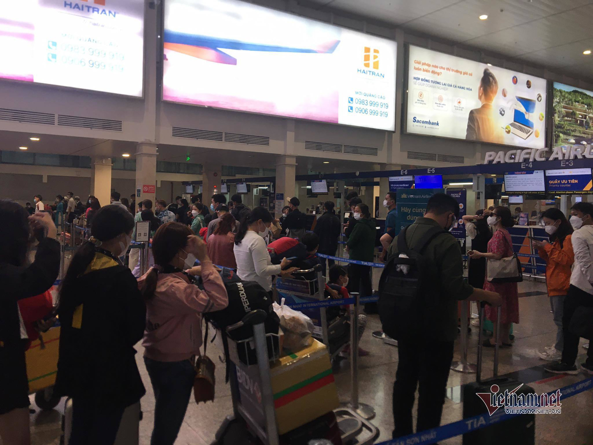 Tin sáng 24/1: Nhiều sản phụ F0 chưa tiêm vaccine chuyển nặng ở Hà Nội; hình ảnh &quot;nghẹn thở&quot; ở sân bay Tân Sơn Nhất chiều cuối năm - Ảnh 8.