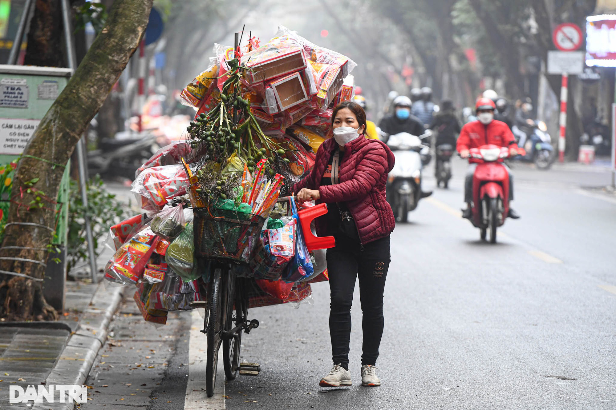 Người Hà Nội tấp nập chuẩn bị đồ lễ trước ngày tiễn ông Táo về trời - Ảnh 6.