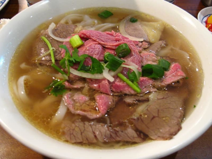Tiệm phở Việt bị chỉ trích 'lười biếng' vì phục vụ thịt bò tái - Ảnh 2.
