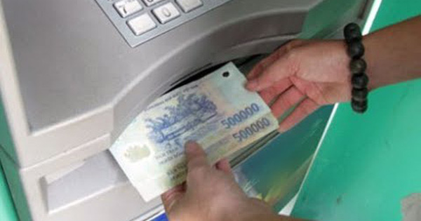 Rút tiền ATM nhưng nhiều người chưa hiểu vì sao lúc được rút 5 triệu, lúc chỉ 3,5 triệu
