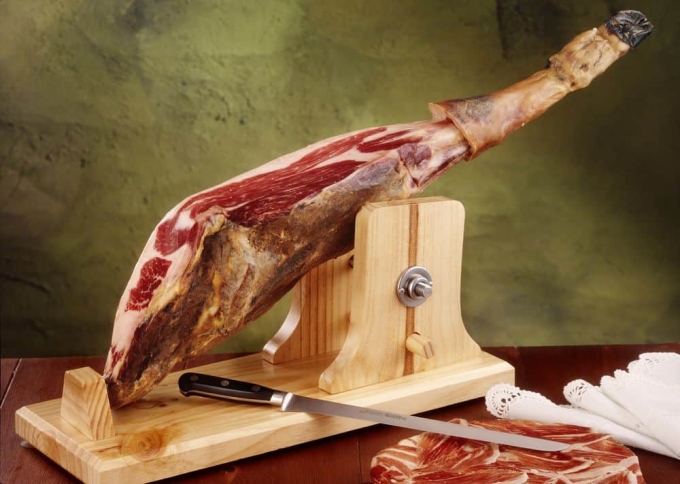 Vì sao thịt lợn muối Iberico đắt nhất thế giới - Ảnh 1.