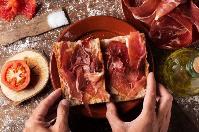 Vì sao thịt lợn muối Iberico đắt nhất thế giới - Ảnh 4.