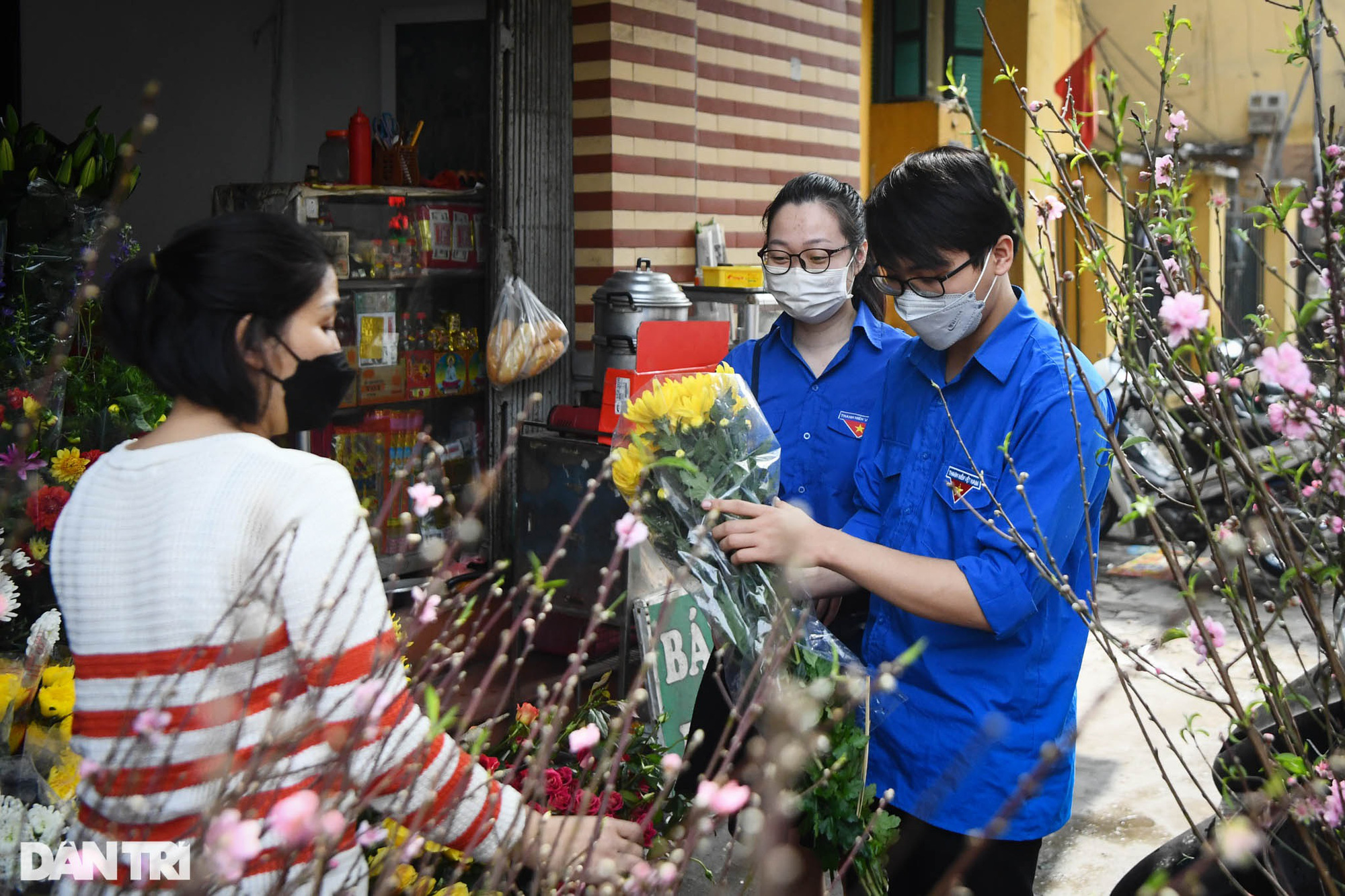 Tặng đào Tết tận nhà, thả cá chép thay cho các F0 đang cách ly ở Hà Nội - Ảnh 6.