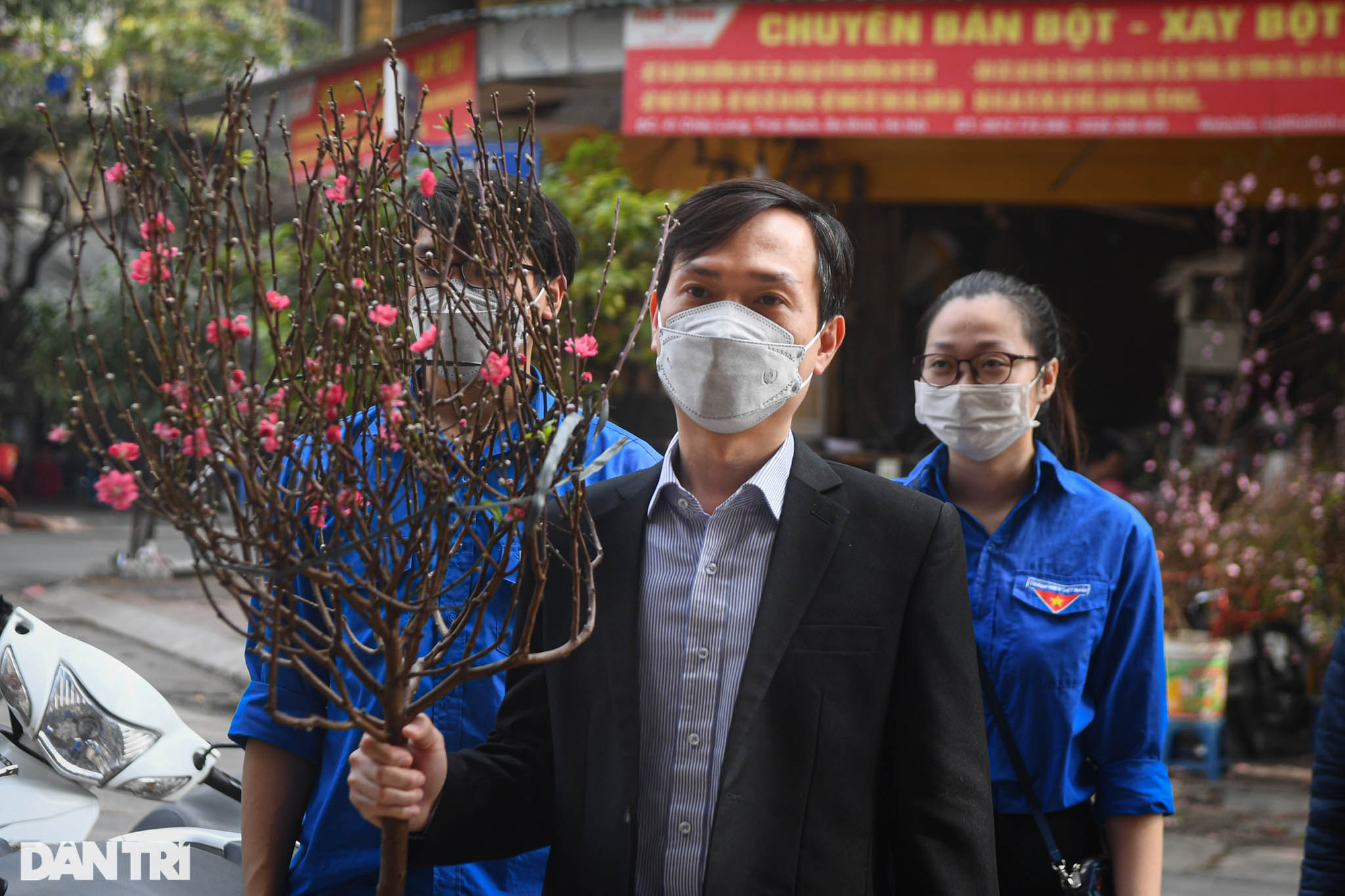 Tặng đào Tết tận nhà, thả cá chép thay cho các F0 đang cách ly ở Hà Nội - Ảnh 2.