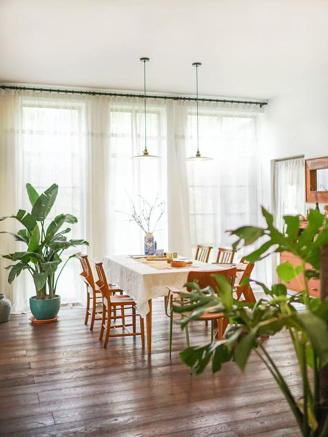 Ngôi nhà đổ nát rộng 185m2 biến thành tổ ấm dịu dàng đầy nắng và cây xanh của gia đình trẻ - Ảnh 12. Ngôi nhà đổ nát rộng 185m2 biến thành tổ ấm dịu dàng đầy nắng và cây xanh của gia đình trẻ - Ảnh 12.