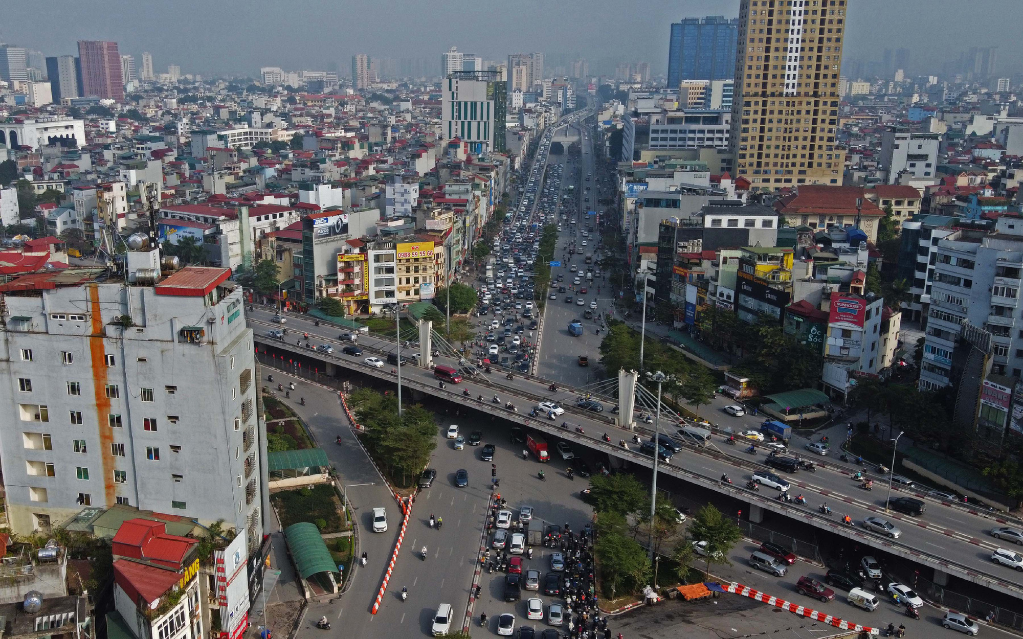 Đường phố Hà Nội kẹt cứng ngày giáp Tết - Ảnh 1. Đường phố Hà Nội kẹt cứng ngày giáp Tết - Ảnh 1.