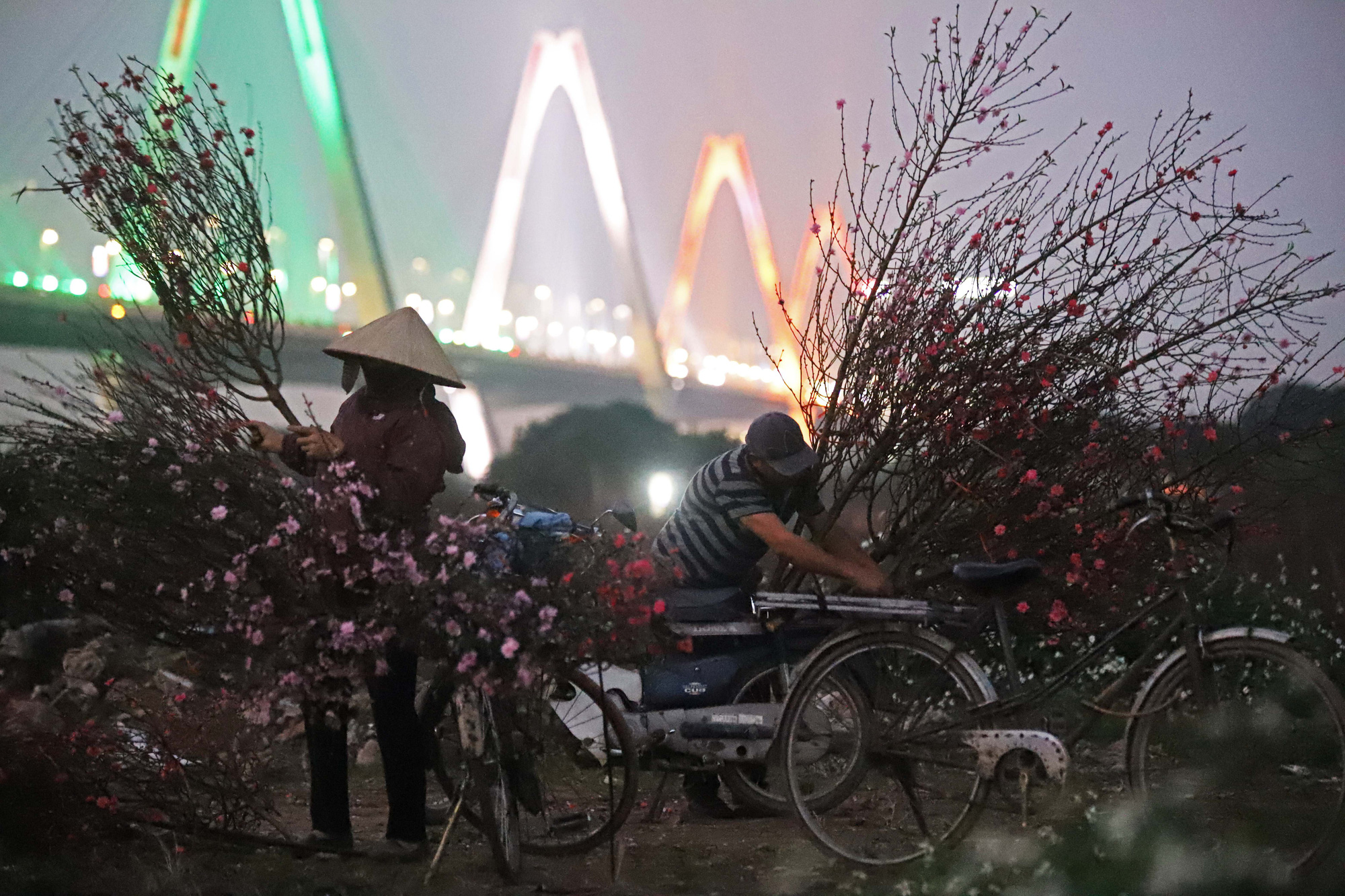 Đường phố Hà Nội kẹt cứng ngày giáp Tết - Ảnh 14. Đường phố Hà Nội kẹt cứng ngày giáp Tết - Ảnh 14.
