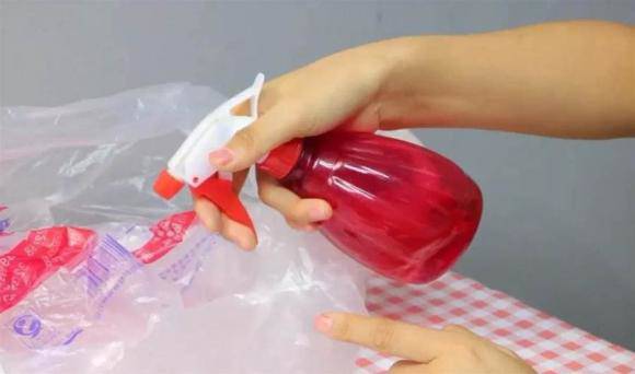 Lấy túi ni lông đắp lên cây hoa, kết quả nhận được sẽ khiến bạn vỡ oà ngạc nhiên - Ảnh 2. Lấy túi ni lông đắp lên cây hoa, kết quả nhận được sẽ khiến bạn vỡ oà ngạc nhiên - Ảnh 2.