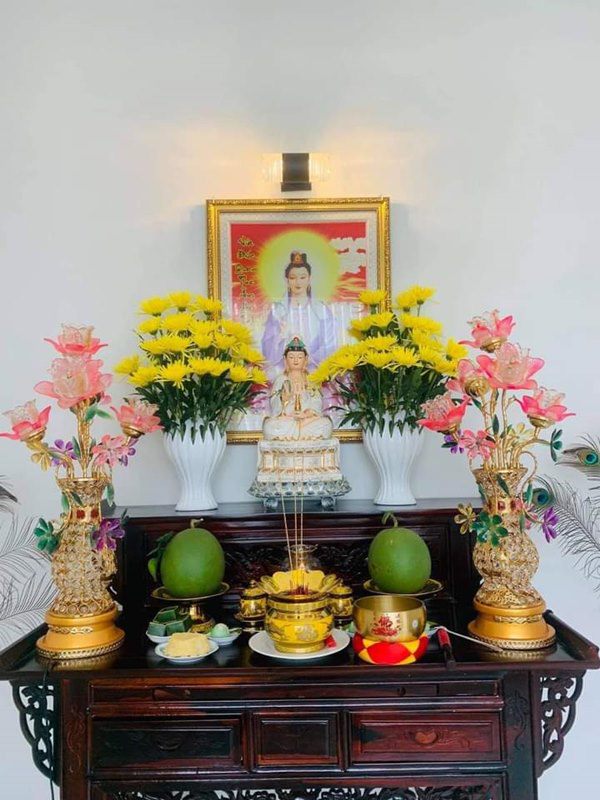 Cách cắm hoa cúc vàng nhằm bàn thờ tổ tiên ngày đầu năm mới và những ngày lễ