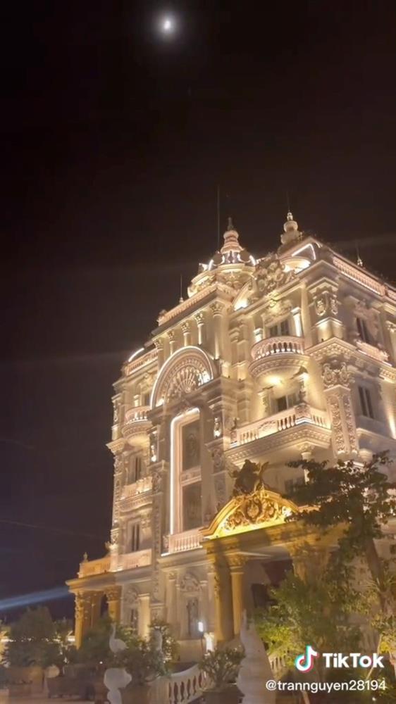 Lâu đài hot nhất Long An trang trí Tết: Cứ về đêm là sáng nhất quốc lộ 1A, bên trong lung linh dát vàng chuẩn giới &quot;siêu giàu&quot; - Ảnh 1.