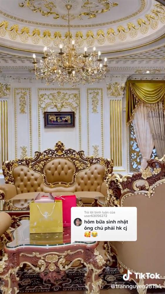 Lâu đài hot nhất Long An trang trí Tết: Cứ về đêm là sáng nhất quốc lộ 1A, bên trong lung linh dát vàng chuẩn giới &quot;siêu giàu&quot; - Ảnh 10.