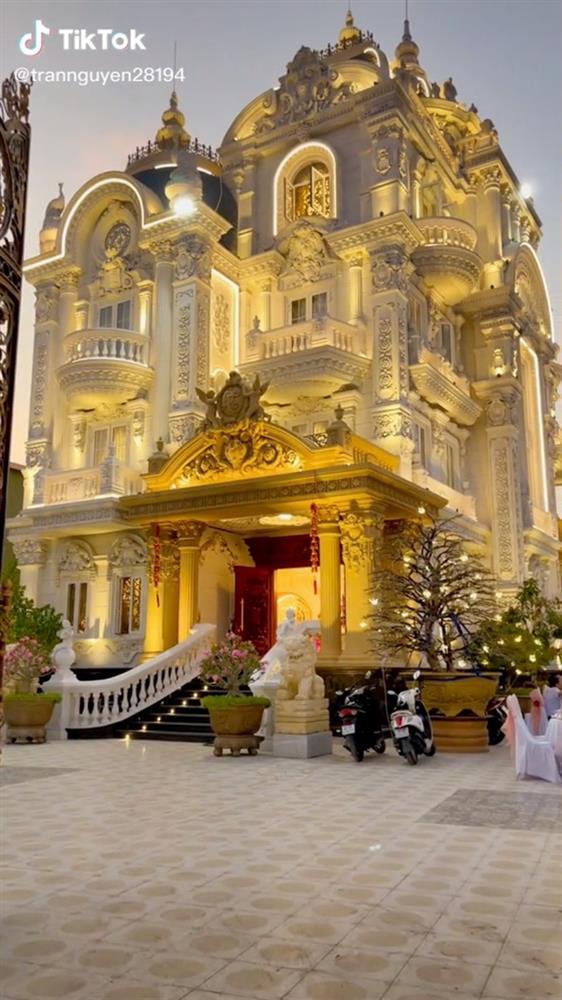 Lâu đài hot nhất Long An trang trí Tết: Cứ về đêm là sáng nhất quốc lộ 1A, bên trong lung linh dát vàng chuẩn giới &quot;siêu giàu&quot; - Ảnh 2.