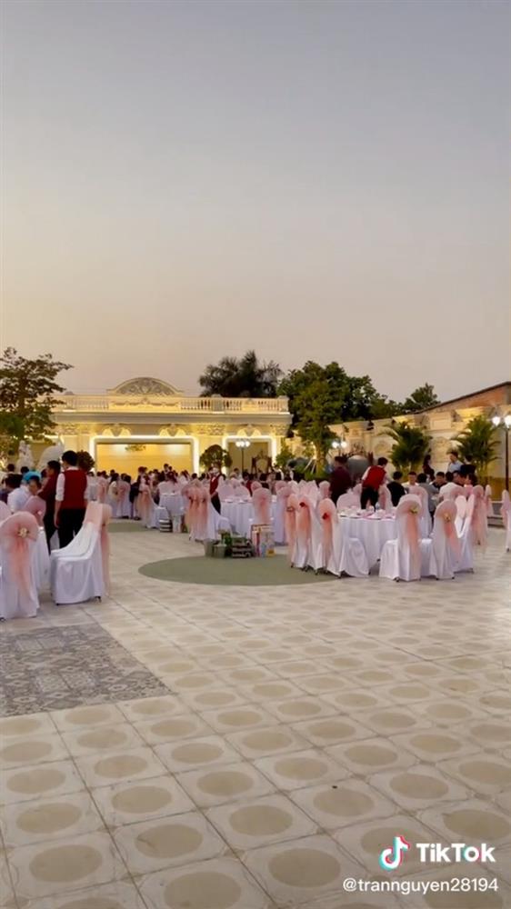Lâu đài hot nhất Long An trang trí Tết: Cứ về đêm là sáng nhất quốc lộ 1A, bên trong lung linh dát vàng chuẩn giới &quot;siêu giàu&quot; - Ảnh 5.