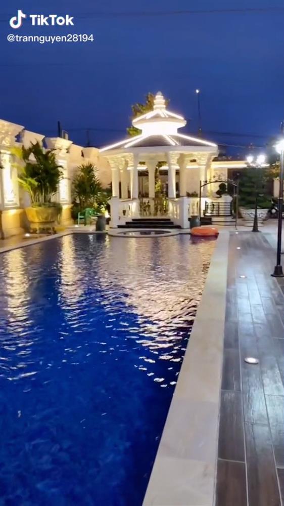 Lâu đài hot nhất Long An trang trí Tết: Cứ về đêm là sáng nhất quốc lộ 1A, bên trong lung linh dát vàng chuẩn giới &quot;siêu giàu&quot; - Ảnh 6.