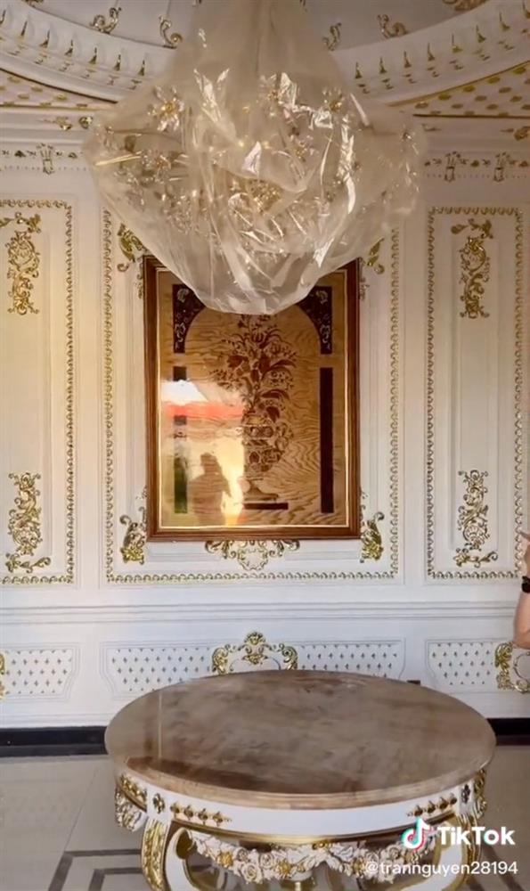 Lâu đài hot nhất Long An trang trí Tết: Cứ về đêm là sáng nhất quốc lộ 1A, bên trong lung linh dát vàng chuẩn giới &quot;siêu giàu&quot; - Ảnh 8.
