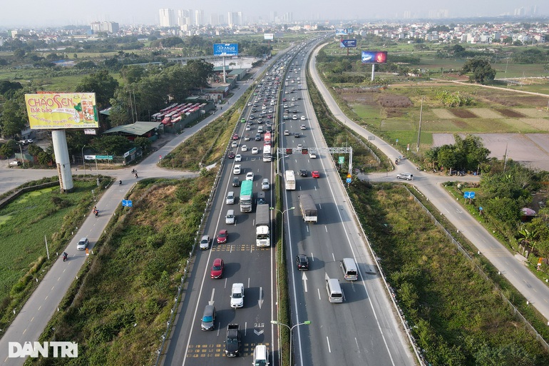 Hàng vạn người rời Hà Nội về quê trong ngày làm việc cuối cùng năm Tân Sửu - Ảnh 1.