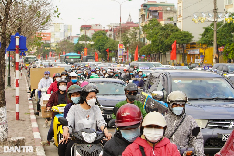 Hàng vạn người rời Hà Nội về quê trong ngày làm việc cuối cùng năm Tân Sửu - Ảnh 7.