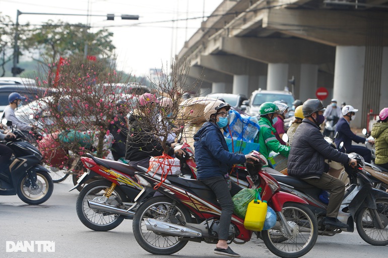 Hàng vạn người rời Hà Nội về quê trong ngày làm việc cuối cùng năm Tân Sửu - Ảnh 9.