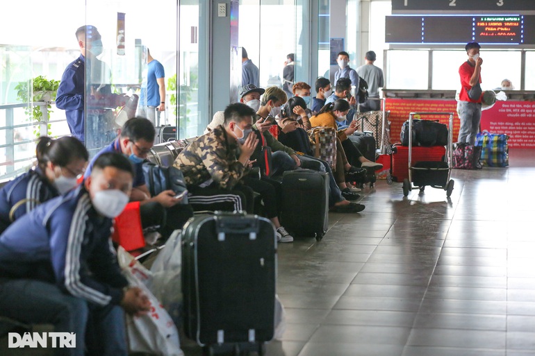 Hàng vạn người rời Hà Nội về quê trong ngày làm việc cuối cùng năm Tân Sửu - Ảnh 12.