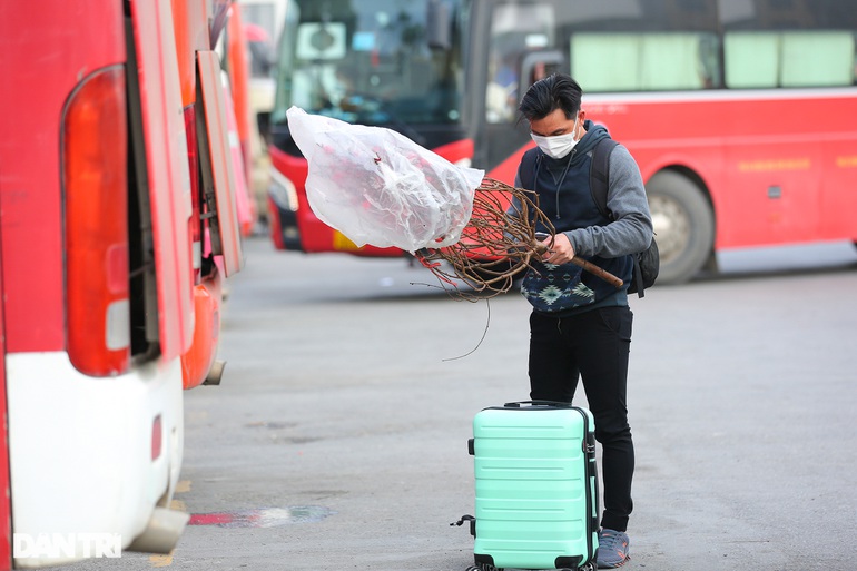 Hàng vạn người rời Hà Nội về quê trong ngày làm việc cuối cùng năm Tân Sửu - Ảnh 14.