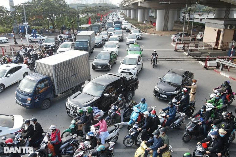 Hàng vạn người rời Hà Nội về quê trong ngày làm việc cuối cùng năm Tân Sửu - Ảnh 6.