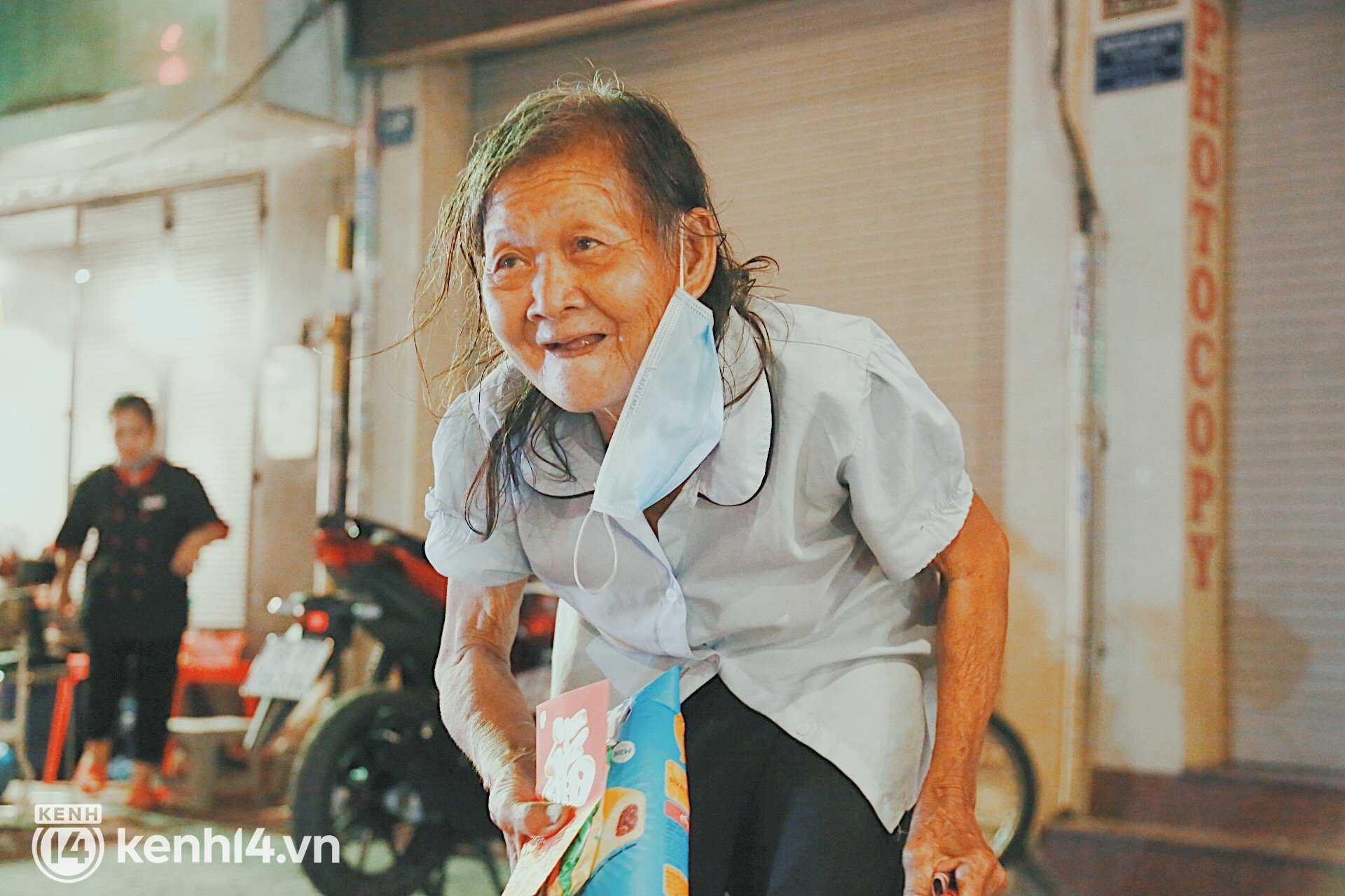 Người vô gia cư co ro trong đêm Sài Gòn ngày cận Tết: Bà làm gì có nhà để về, ở đây người ta cho đồ ăn, quý lắm... - Ảnh 3.