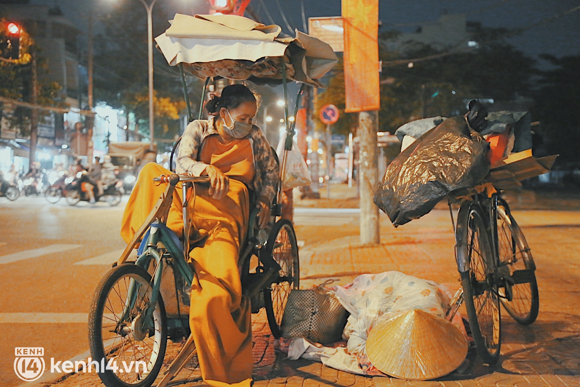 Người vô gia cư co ro trong đêm Sài Gòn ngày cận Tết: Bà làm gì có nhà để về, ở đây người ta cho đồ ăn, quý lắm... - Ảnh 1.