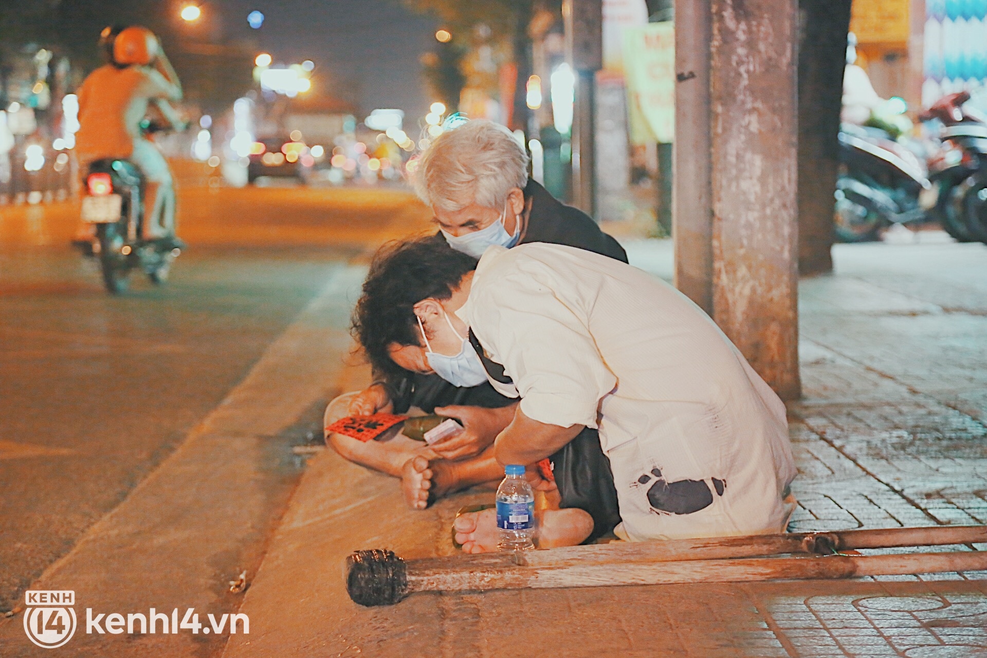 Người vô gia cư co ro trong đêm Sài Gòn ngày cận Tết: Bà làm gì có nhà để về, ở đây người ta cho đồ ăn, quý lắm... - Ảnh 7.