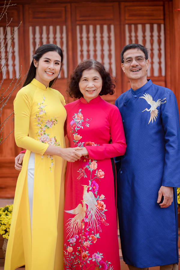 Bố mẹ Hoa hậu Ngọc Hân diện áo dài đón Xuân bên con gái - Ảnh 4.