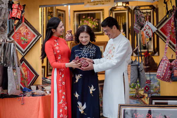 Bố mẹ Hoa hậu Ngọc Hân diện áo dài đón Xuân bên con gái - Ảnh 9.