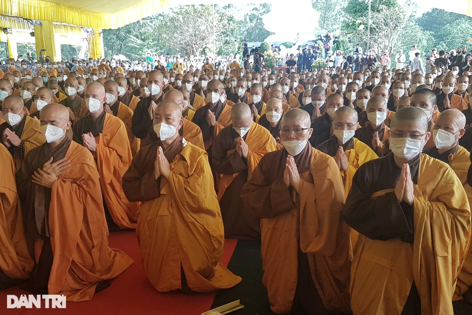Hàng nghìn người đưa tiễn Thiền sư Thích Nhất Hạnh trong nghi lễ tâm tang - Ảnh 9.
