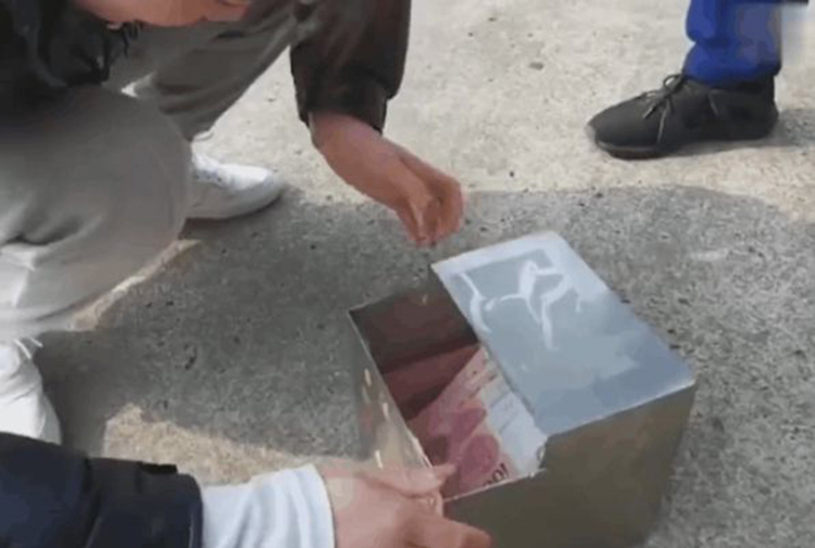 Dọn nhà đón Tết, vợ bất ngờ phát hiện quỹ đen 'khủng' của chồng - Ảnh 1.