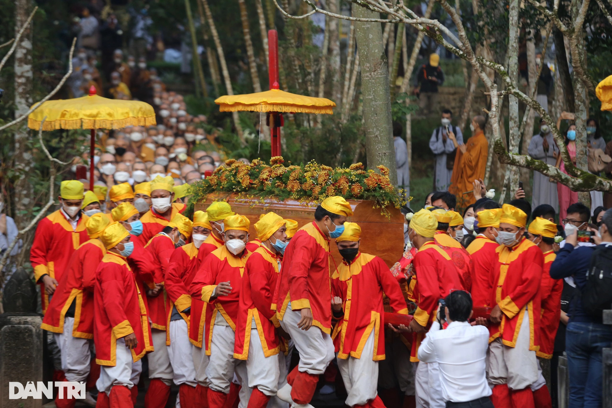 Hàng nghìn người đưa tiễn Thiền sư Thích Nhất Hạnh trong nghi lễ tâm tang - Ảnh 3.