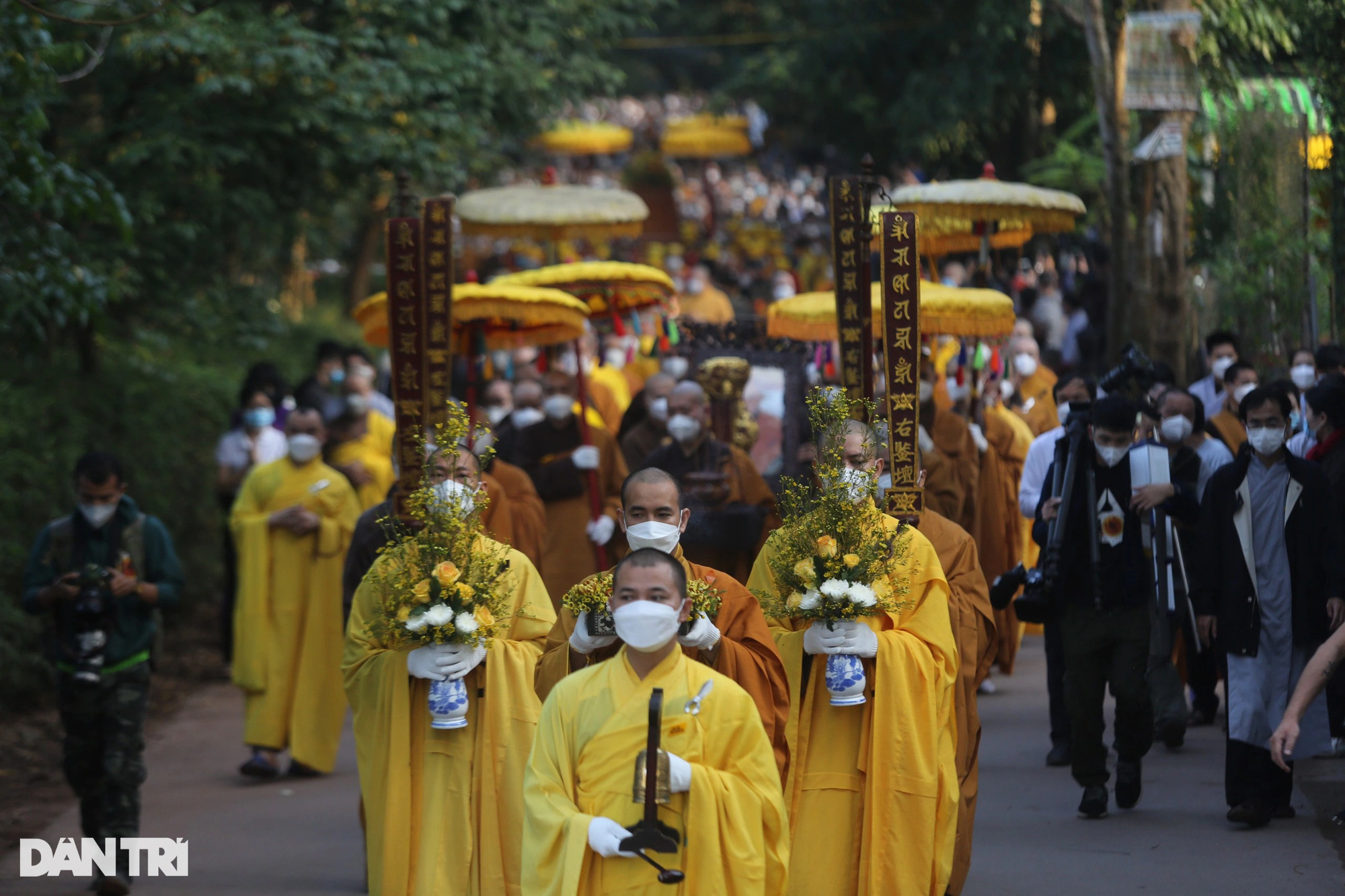 Hàng nghìn người đưa tiễn Thiền sư Thích Nhất Hạnh trong nghi lễ tâm tang - Ảnh 2.