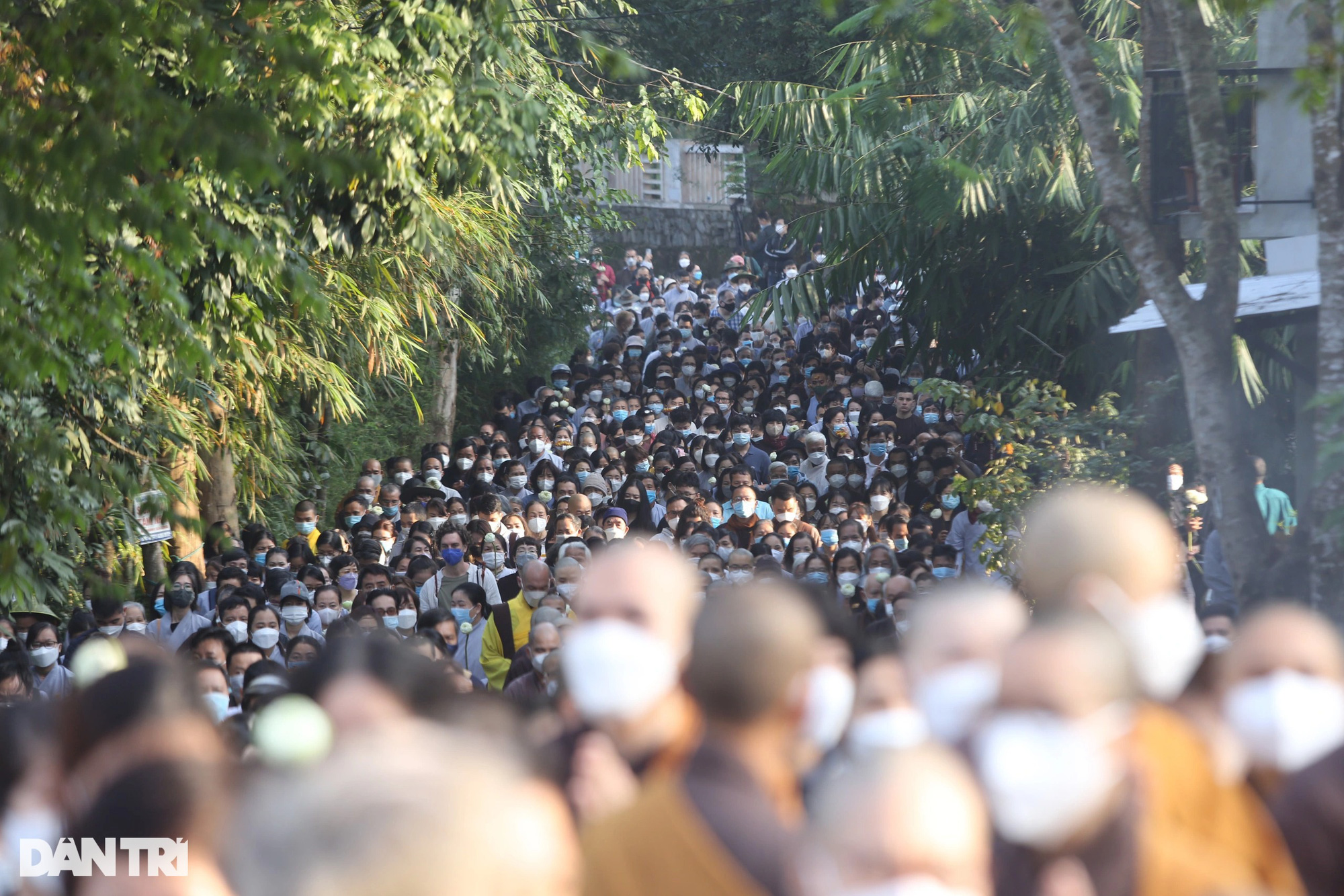 Hàng nghìn người đưa tiễn Thiền sư Thích Nhất Hạnh trong nghi lễ tâm tang - Ảnh 5.