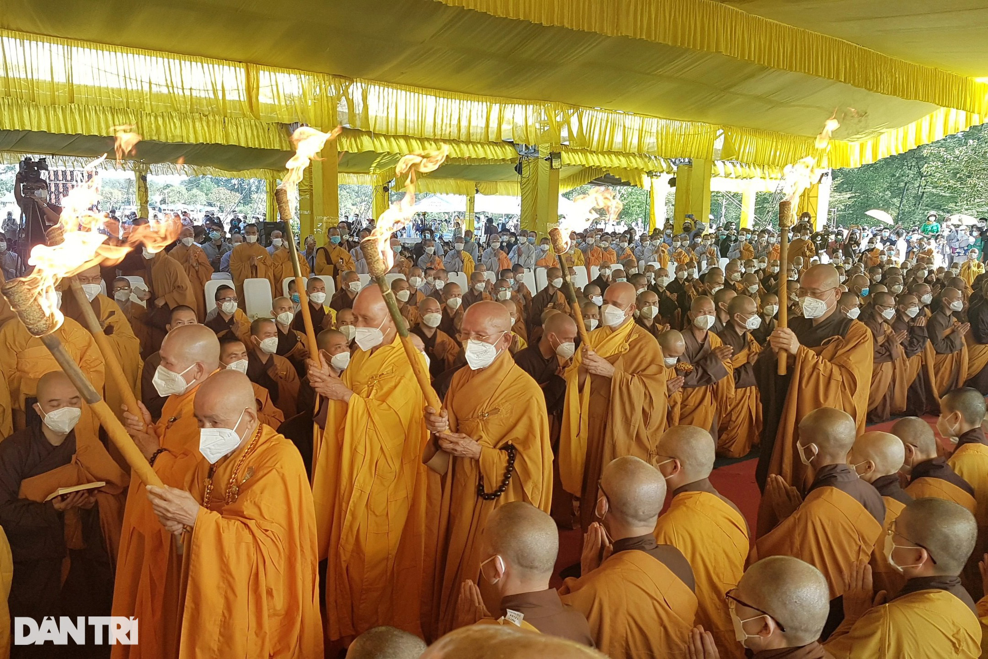 Hàng nghìn người đưa tiễn Thiền sư Thích Nhất Hạnh trong nghi lễ tâm tang - Ảnh 8.