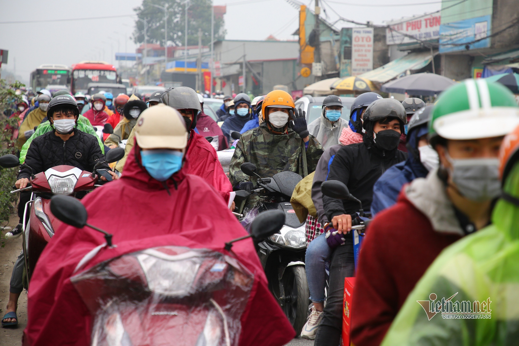 Trùm kín áo mưa, nghìn người ùn ùn rời phố về quê ăn Tết - Ảnh 6.