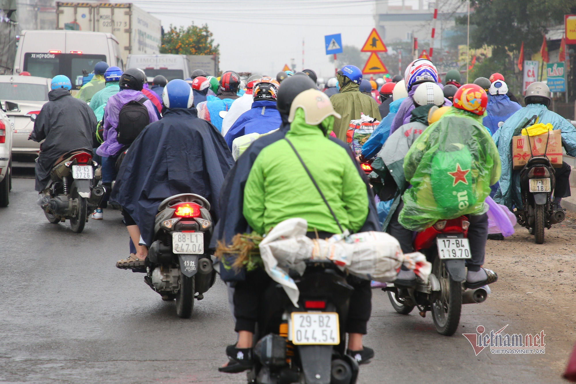 Trùm kín áo mưa, nghìn người ùn ùn rời phố về quê ăn Tết - Ảnh 8.