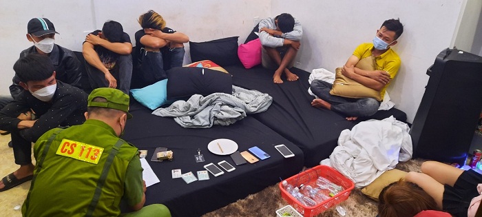 Quảng Nam: 15 nam, nữ vào nhà nghỉ chơi ma túy - Ảnh 1.