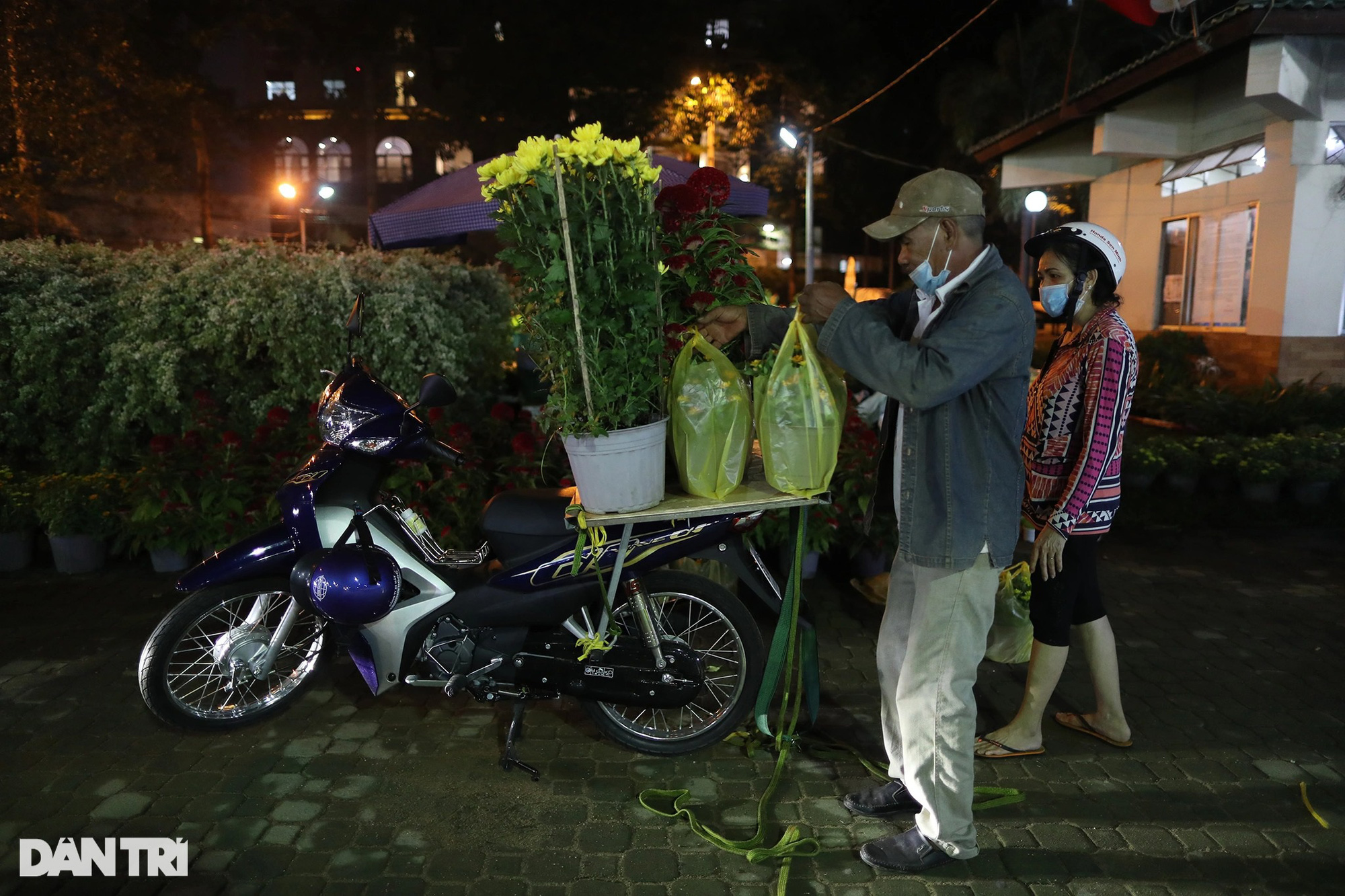 Người bán hoa mắc màn, võng... xuyên đêm canh cây cảnh Tết ở TPHCM - Ảnh 4.