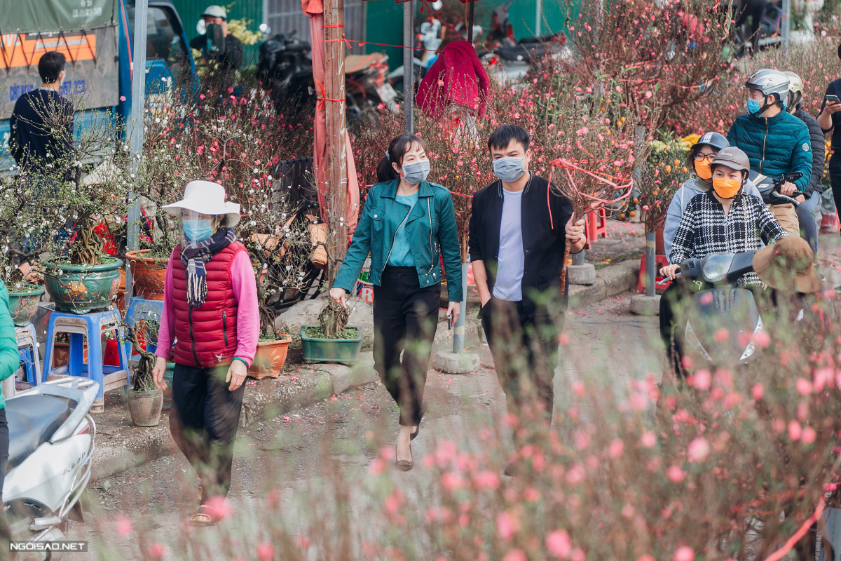 Chợ hoa Quảng B&aacute; tấp nập ng&agrave;y cận Tết - Ảnh 1.