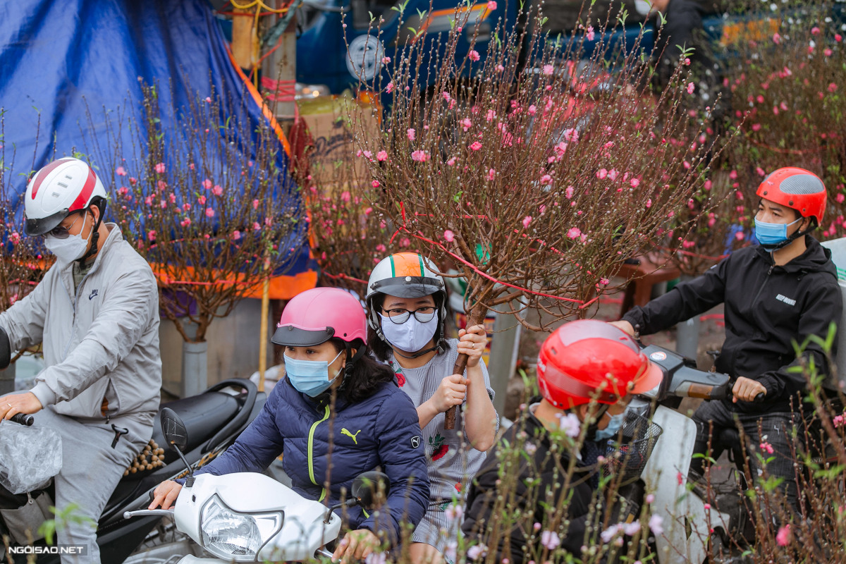 Chợ hoa Quảng B&aacute; tấp nập ng&agrave;y cận Tết - Ảnh 4.