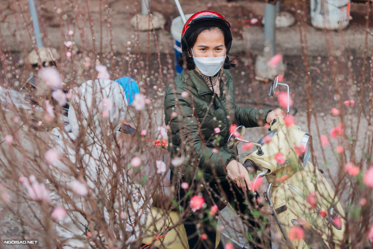 Chợ hoa Quảng B&aacute; tấp nập ng&agrave;y cận Tết - Ảnh 6.