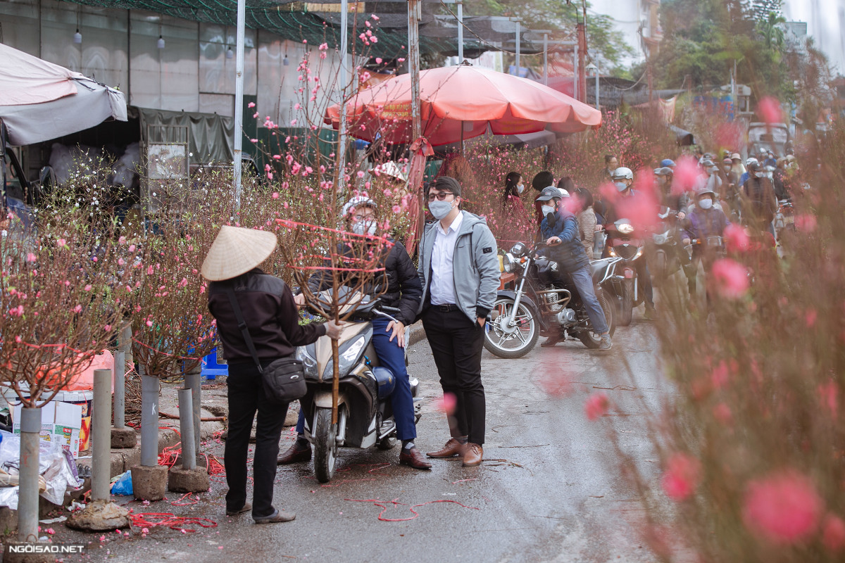 Chợ hoa Quảng B&aacute; tấp nập ng&agrave;y cận Tết - Ảnh 7.