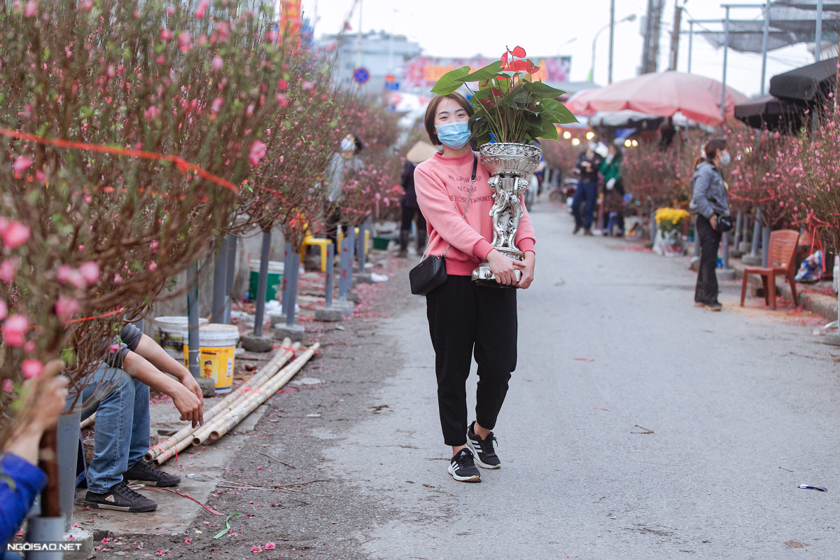 Chợ hoa Quảng B&aacute; tấp nập ng&agrave;y cận Tết - Ảnh 8.