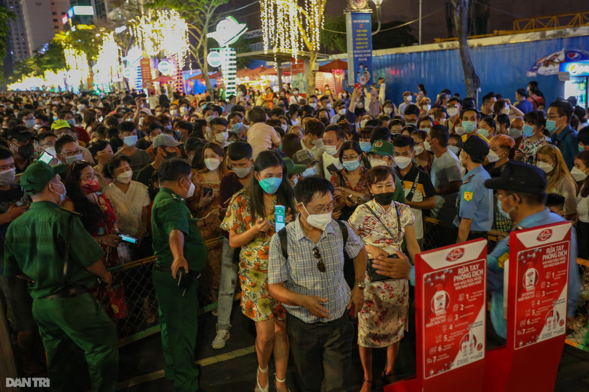 Hàng nghìn người dân Sài Gòn chen chân tham quan đường hoa Nguyễn Huệ. - Ảnh 5.