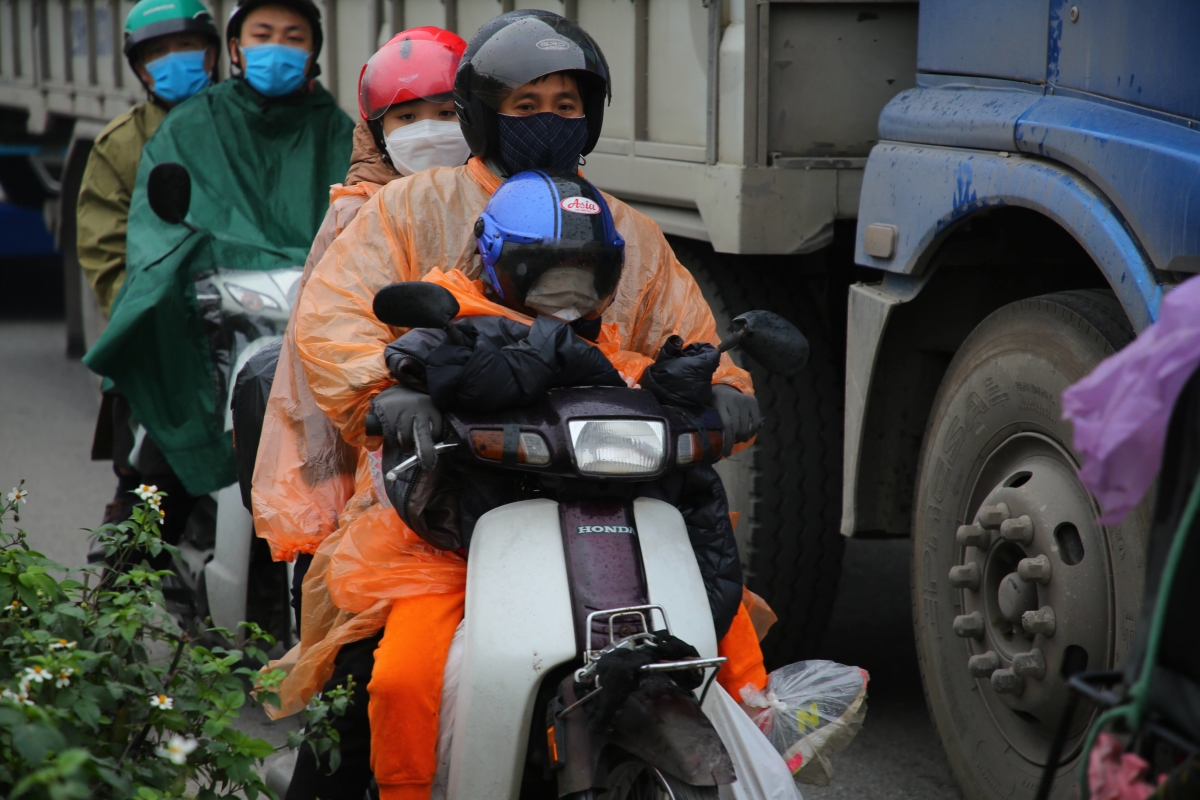 Người dân đội mưa rời Hà Nội về quê ăn Tết - Ảnh 2.