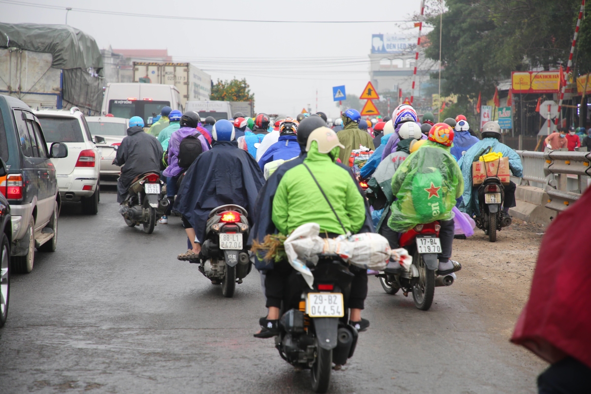 Người dân đội mưa rời Hà Nội về quê ăn Tết - Ảnh 5.