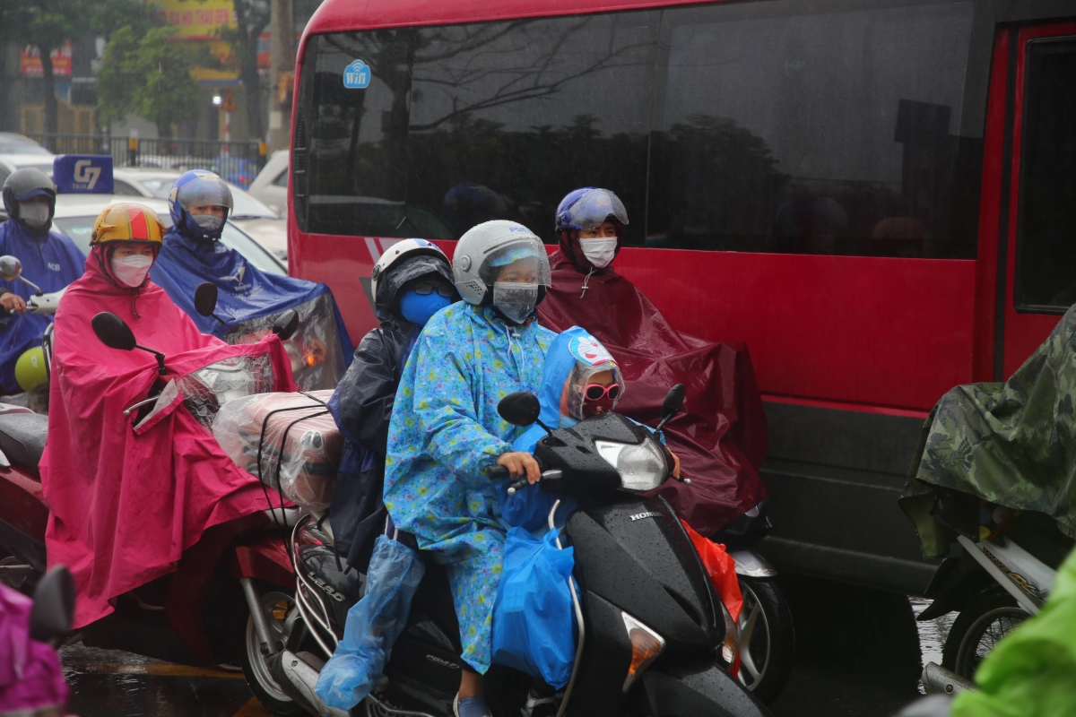 Người dân đội mưa rời Hà Nội về quê ăn Tết - Ảnh 4.